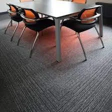Dalles de moquette en plateau de bureaux