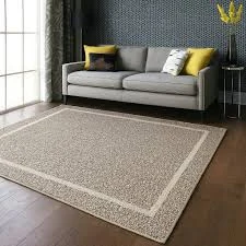 Salon moderne avec canapé beige et tapis propres après nettoyage professionnel Klinova