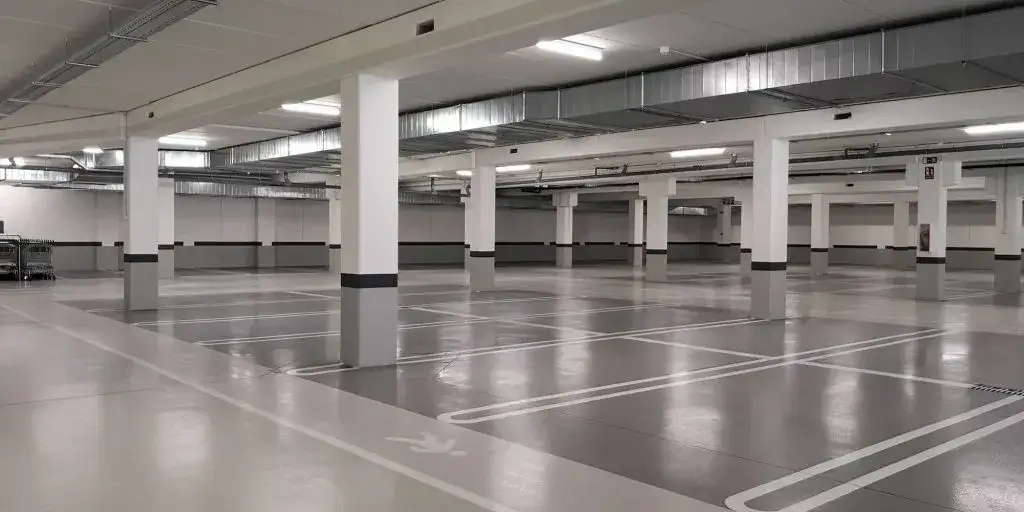 Parking souterrain propre et sec après nettoyage professionnel