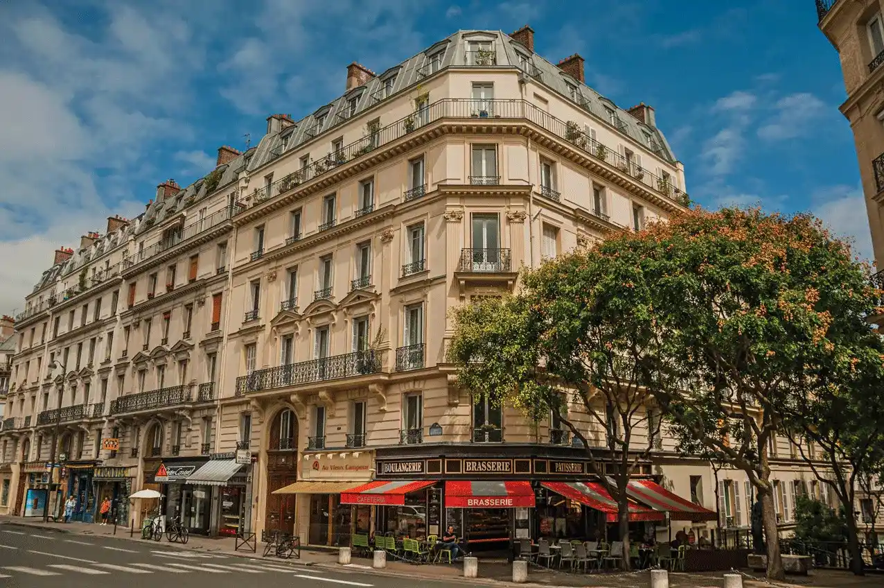 Façade d'immeuble haussmannien à Paris avec balcons en fer forgé et pierre de taille