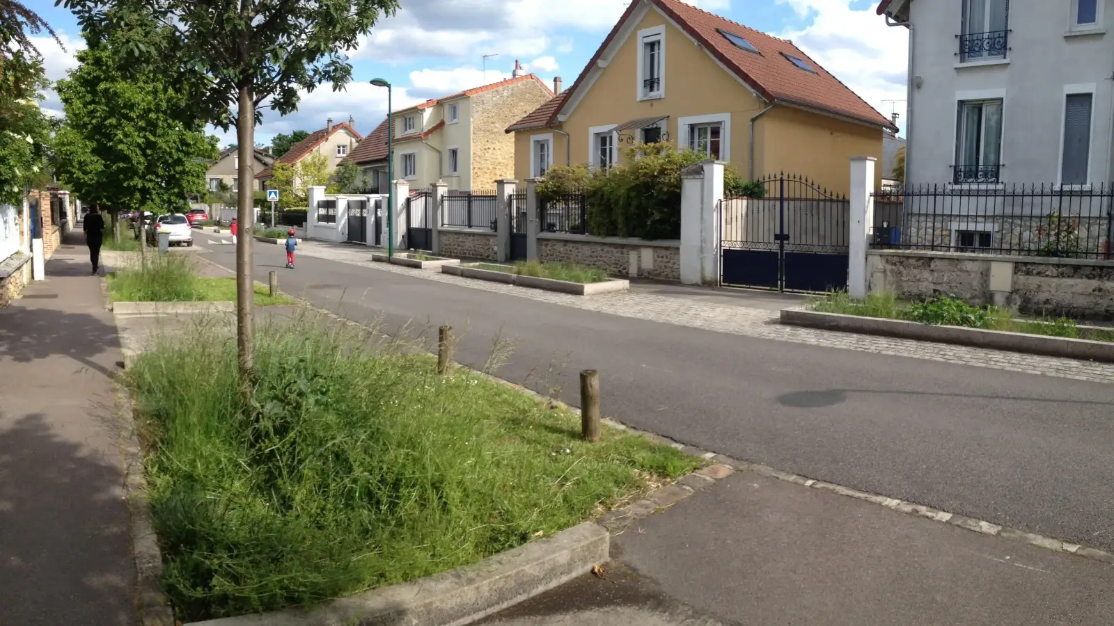 Quartier résidentiel pavillonnaire en Seine-et-Marne avec maisons individuelles et jardins