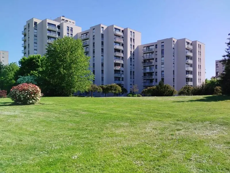 Résidence de standing dans les Yvelines avec façade soignée et espaces verts