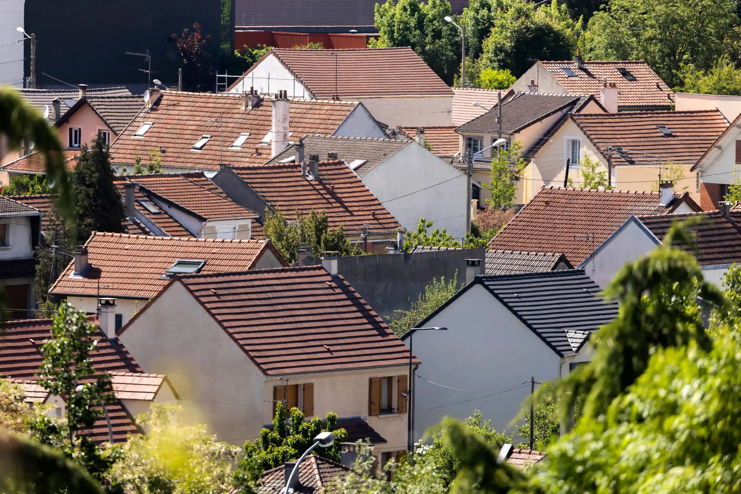 Quartier résidentiel verdoyant avec maisons et jardins dans les Yvelines