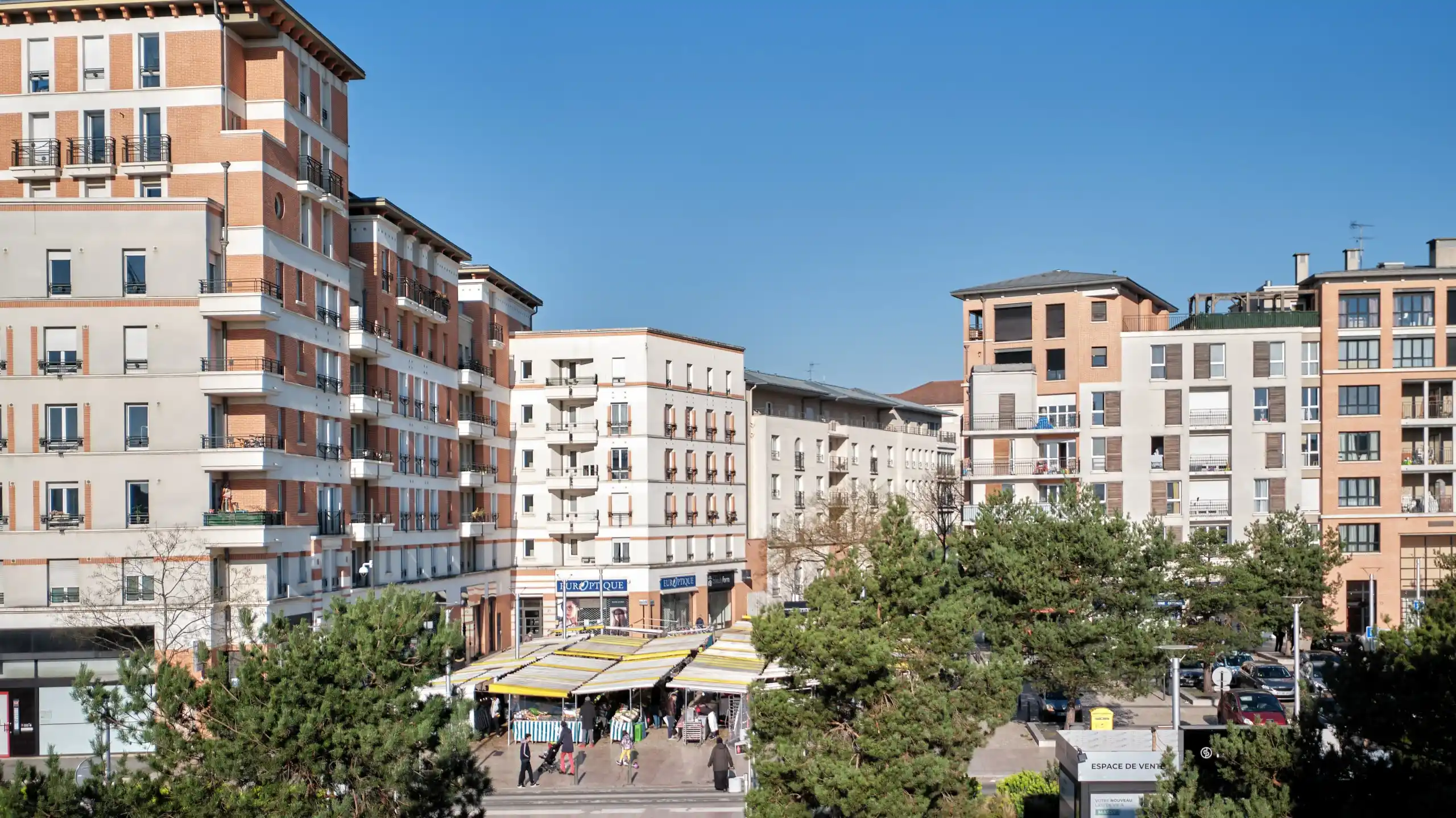 Résidence moderne en Essonne avec parties communes et espaces verts entretenus