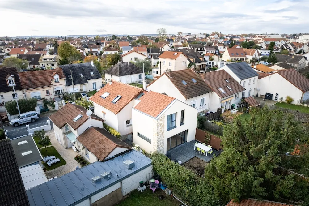 Quartier pavillonnaire en Essonne avec maisons individuelles et jardins