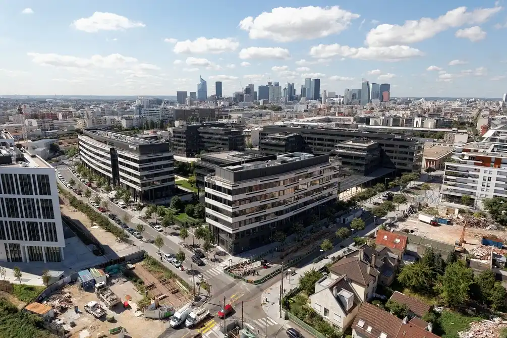 Vue aérienne des Hauts-de-Seine avec immeubles de bureaux et résidences de standing en bord de Seine