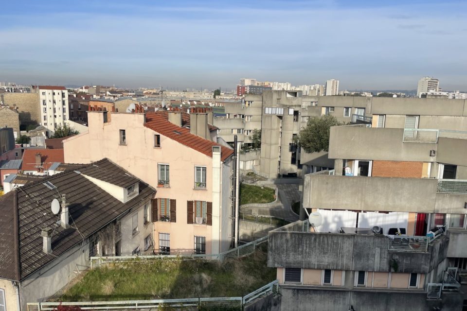 Ensemble résidentiel en Seine-Saint-Denis avec immeubles collectifs et espaces verts