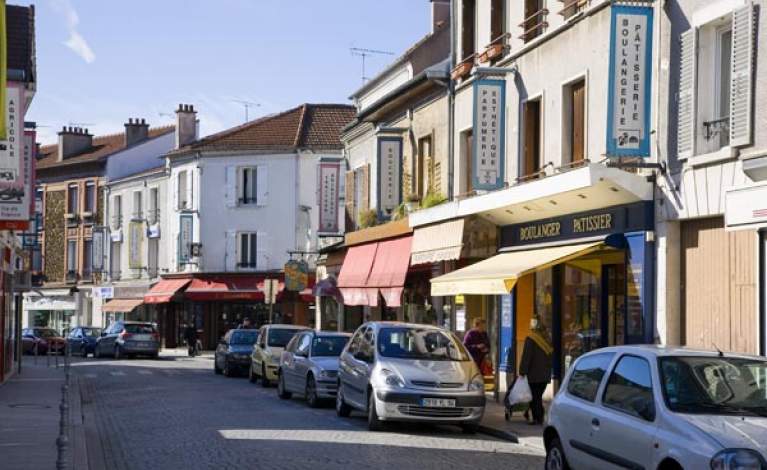 Rue résidentielle dans le Val-de-Marne avec immeubles et commerces